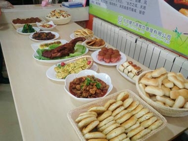 美食節(jié)上的菜品和面食展示 美食節(jié)上的菜品和面食展示