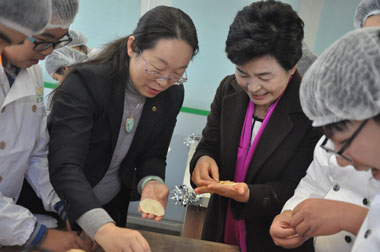青島開發(fā)區(qū)育才中學(xué)餐廳廚藝小達(dá)人課堂邀韓國學(xué)生一起包餃子