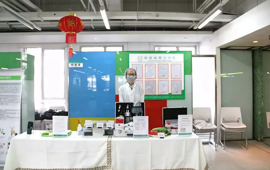 體系人員現(xiàn)場進行食材檢測