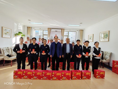除夕，薦世新董事長與集團高層領導走進餐廳慰問員工